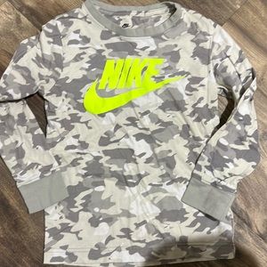 Boys Nike camo long sleeve T. Size 6
